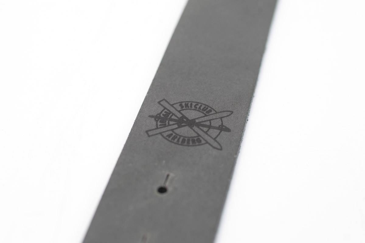 Gürtel mit Silberschnalle Grau